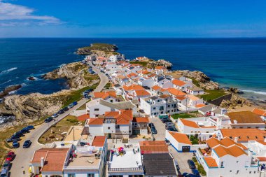Portekiz 'in batı kıyısındaki okyanusun kıyısındaki Baleal naer Peniche adasının havadan görünüşü. İnanılmaz plajları ve sörfçüleri olan Baleal Portugal. Portekiz Baleal 'in havadan görünüşü.