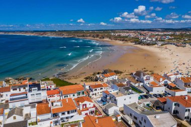 Portekiz 'in batı kıyısındaki okyanusun kıyısındaki Baleal naer Peniche adasının havadan görünüşü. İnanılmaz plajları ve sörfçüleri olan Baleal Portugal. Portekiz Baleal 'in havadan görünüşü.