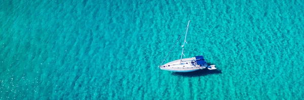 Luchtfoto Van Verankerd Zeiljacht Smaragdgroene Zee Luchtfoto Van Een Boot — Stockfoto