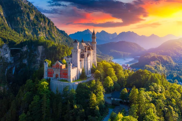 Вид Воздуха Замок Нойшванштайн Живописным Горным Ландшафтом Недалеко Фуссена Бавария — стоковое фото