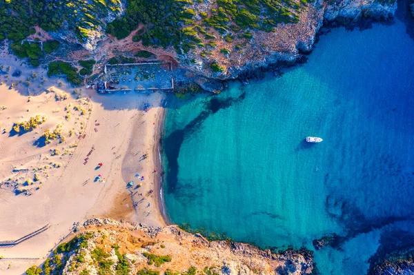 Cala Domestica plajı, Sardinya, İtalya. Sardunya Akdeniz 'deki en büyük ikinci adadır. Sardinya, Cala Domestica plajı, İtalya. Sahil Cala Domestica, Sardegna, İtalya.