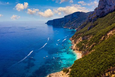 Sardunya Adası, Akdeniz engebeli kıyıları, İtalya. Akdeniz adası Sardinya (Sardegna), İtalya. Doğu kıyısındaki kayalıklar, Sardunya, İtalya.