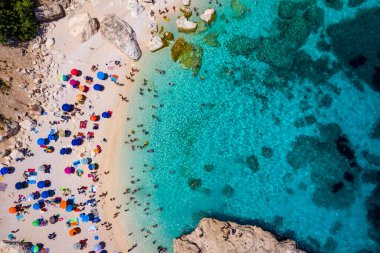 Yukarıdan Cala Mariolu manzarası. Cala Mariolu ünlü plajı. İtalya Sardinia Nuoro ili Orosei Körfezi Ulusal Parkı ve Gennargentu Cala Mariolu Dünya Mirası olarak listelenmiştir. Sardunya, İtalya.