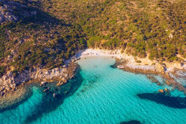 İtalya 'da Villasimius, Sardegna (Sardegna) adasındaki kumlu sahil ve deniz manzarası. Tatiller, Sardunya 'nın en iyi plajları. Porto Giunco Plajı, Villasimius, Sardunya.