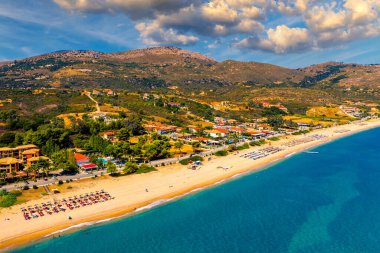 Skala Beach manzarası yukarıdan, Cephalonia, Yunanistan. Yunanistan 'ın Kefalonia adasındaki Skala' nın ünlü plajı. Beethe Skala plajı, Kefalonia adası, İyon denizi, Yunanistan. 