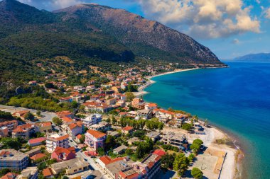 Yunanistan 'ın Kefalonia adasındaki Poros kentinin havadan görünüşü. Günün ortasında Poros City 'de. Sefalonya ya da Kefalonya adası, İyon Denizi, Yunanistan. Poros Köyü, Kefalonia Adası, İyon Adaları, Yunanistan.