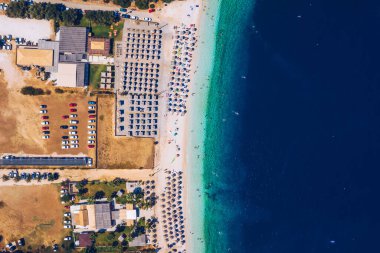 Yunanistan 'ın Kefalonia adasındaki Antisamos plajında kristal berraklığında masmavi bir su. Kefalonya adası, İyon adası, Cephalonia, Antisamos plajı, Yunanistan 'da Antisamos plajı olan güzel bir sahil.. 