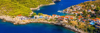 Yunanistan, Kefalonia 'daki Assos köyü. Akdeniz 'de turkuaz renkli körfez Kefalonya, Yunanistan, İyon adası, Cephalonia, Assos köyü Assos köyünde güzel renkli evleri var..