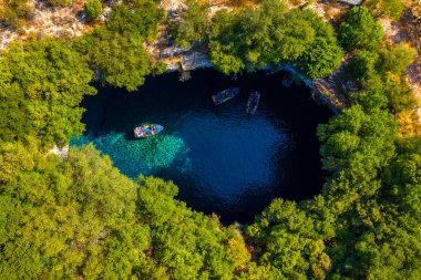 Yunanistan 'ın Kefalonia adasındaki ünlü Melissani Gölü. Yunanistan 'ın Kefalonia adasındaki Karavomylos köyündeki Melissani Mağarası' nın (Melissani Gölü) tepesinde. Melissani Mağarası yukarıdan görüldü.