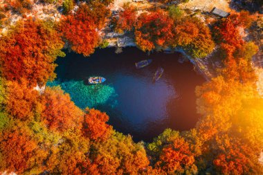 Sonbahar renkleriyle Melissani Mağarası. Yunanistan 'ın Kefalonia adasındaki ünlü Melissani Gölü. Yunanistan 'ın Kefalonya adasındaki Karavomylos köyündeki Melissani Mağarası' nın (Melissani Gölü) tepesinde.. 