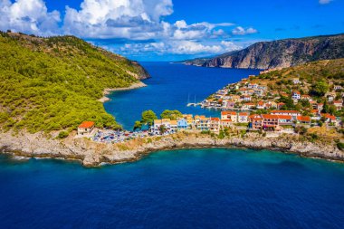 Yunanistan 'ın Kefalonya kentindeki Assos köyünde güzel renkli evleri olan Akdeniz' deki turkuaz renkli körfez. Akdeniz 'de renkli evleri olan Assos kasabası, Yunanistan. 