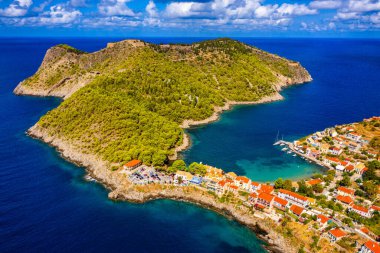 Yunanistan 'ın Kefalonya kentindeki Assos köyünde güzel renkli evleri olan Akdeniz' deki turkuaz renkli körfez. Akdeniz 'de renkli evleri olan Assos kasabası, Yunanistan. 