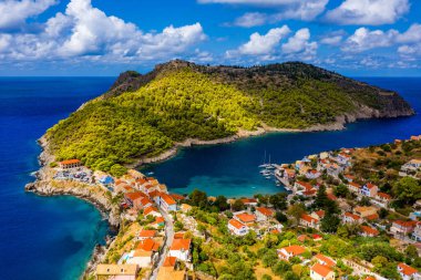 Yunanistan 'ın Kefalonya kentindeki Assos köyünde güzel renkli evleri olan Akdeniz' deki turkuaz renkli körfez. Akdeniz 'de renkli evleri olan Assos kasabası, Yunanistan. 