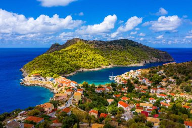Yunanistan, Kefalonia 'daki Assos köyü. Akdeniz 'de turkuaz renkli körfez Kefalonya, Yunanistan, İyon adası, Cephalonia, Assos köyü Assos köyünde güzel renkli evleri var..