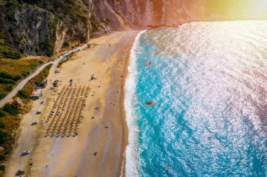 İkonik turkuaz ve safir körfez ve Myrtos, Kefalonia (Cephalonia) adasının hava aracı görüntüsü, İyonya, Yunanistan. Myrtos Sahili, Kefalonia Adası, Yunanistan. Myrtos plajının güzel manzarası.