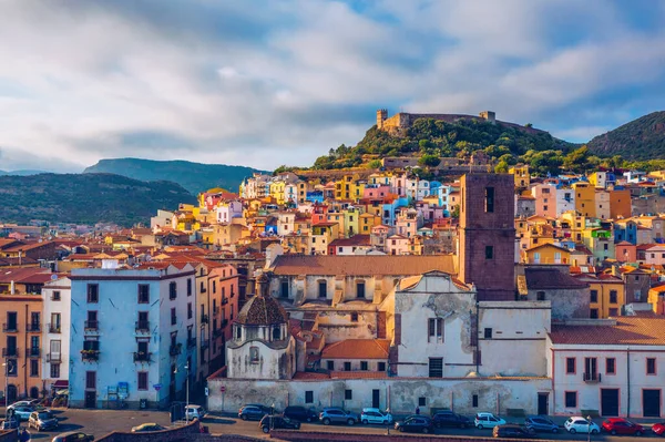 Renkli evleri ve ortaçağ şatosu olan güzel Bosa köyünün hava manzarası. Bosa İtalya 'nın Sardinya eyaletinin kuzeyinde yer almaktadır. Bosa köyü Sardegna 'daki renkli evlerin hava manzarası.