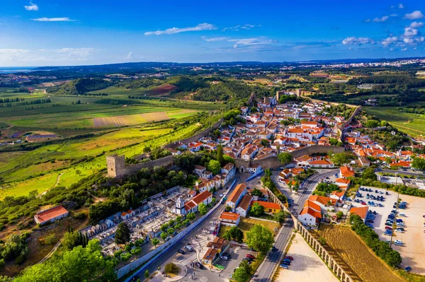 Lizbon, Portekiz yakınlarındaki tarihi duvarlı Obidos kasabasının hava manzarası. Portekiz, Obidos Ortaçağ Kasabası 'nın hava görüntüleri. Obidos 'taki ortaçağ kalesinin havadan görünüşü. Portekiz.