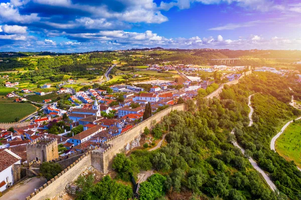Lizbon, Portekiz yakınlarındaki tarihi duvarlı Obidos kasabasının hava manzarası. Portekiz, Obidos Ortaçağ Kasabası 'nın hava görüntüleri. Obidos 'taki ortaçağ kalesinin havadan görünüşü. Portekiz.