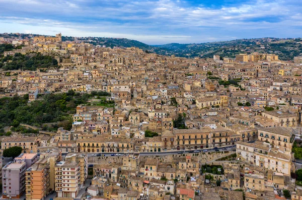 Modica, Sicilya, İtalya 'nın havadan görünüşü. Modica (Ragusa Eyaleti), Barok kasabasının manzarası. Sicilya, İtalya. Yukarıdan antik şehir Modica, Sicilya, İtalya
