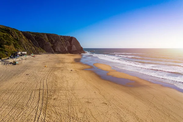 葡萄牙普拉亚格朗德 美丽的日落在葡萄牙的普拉亚格朗德葡萄牙海滩上 普拉亚格朗德海滩纵观大西洋海岸和大浪 Colares Sintra 葡萄牙 — 图库照片
