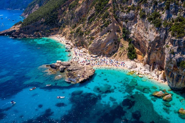 Yukarıdan Cala Mariolu manzarası. Cala Mariolu ünlü plajı. İtalya Sardinia Nuoro ili Orosei Körfezi Ulusal Parkı ve Gennargentu Cala Mariolu Dünya Mirası olarak listelenmiştir. Sardunya, İtalya.