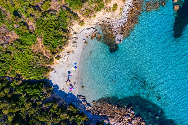 İtalya 'da Villasimius, Sardegna (Sardegna) adasındaki kumlu sahil ve deniz manzarası. Tatiller, Sardunya 'nın en iyi plajları. Porto Giunco Plajı, Villasimius, Sardunya.