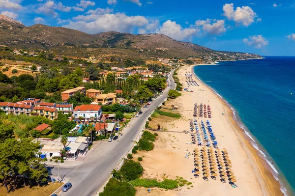 Skala Beach manzarası yukarıdan, Cephalonia, Yunanistan. Yunanistan 'ın Kefalonia adasındaki Skala' nın ünlü plajı. Beethe Skala plajı, Kefalonia adası, İyon denizi, Yunanistan. 