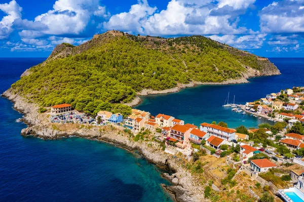 Yunanistan, Kefalonia 'daki Assos köyü. Akdeniz 'de turkuaz renkli körfez Kefalonya, Yunanistan, İyon adası, Cephalonia, Assos köyü Assos köyünde güzel renkli evleri var..