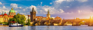 Prag güneşli bir günde, Çek Cumhuriyeti 'nin Prag kentinin manzarası. Çek Cumhuriyeti Prag 'daki Vltava nehri üzerindeki Eski Şehir İskelesi mimarisi ve Charles Köprüsü manzaralı