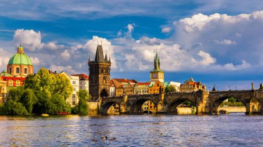 Prag güneşli bir günde, Çek Cumhuriyeti 'nin Prag kentinin manzarası. Çek Cumhuriyeti Prag 'daki Vltava nehri üzerindeki Eski Şehir İskelesi mimarisi ve Charles Köprüsü manzaralı