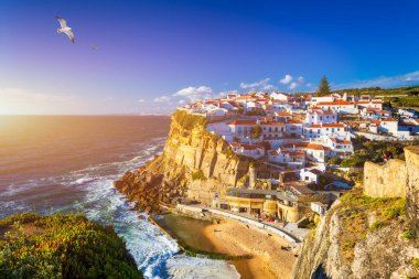 Azenhas do Mar, Portekiz 'in Sintra eyaletinde yer alan bir şehirdir. Lisboa 'ya yakın. Azenhas, Mar beyaz köyü, uçurum ve okyanus, Sintra, Portekiz. Azenhas Do Mar, Sintra, Portekiz.