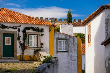 Lizbon, Portekiz yakınlarındaki tarihi duvarlarla çevrili Obidos kasabası. Portekiz, Obidos Ortaçağ Kasabası 'nın güzel sokakları. Obidos 'taki ortaçağ kalesinin sokak manzarası. Portekiz.