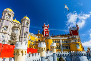 Sintra 'daki Pena Sarayı. Lizbon, Portekiz. Avrupa seyahatleri, Portekiz 'de tatiller. Pena Sarayı Panoramik Manzarası, Sintra, Portekiz. Pena Ulusal Sarayı, Sintra, Portekiz. 