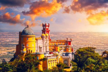 Ünlü tarihi Pena Sarayı. Portekiz 'de gün batımına karşı Sintra kültür sahasının bir parçası. Pena Sarayı Panoramik Manzarası, Sintra, Portekiz. Günbatımında Pena Ulusal Sarayı, Sintra, Portekiz. 