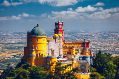 Sintra 'daki Pena Sarayı. Lizbon, Portekiz. Avrupa seyahatleri, Portekiz 'de tatiller. Pena Sarayı Panoramik Manzarası, Sintra, Portekiz. Pena Ulusal Sarayı, Sintra, Portekiz. 