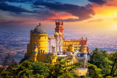 Ünlü tarihi Pena Sarayı. Portekiz 'de gün batımına karşı Sintra kültür sahasının bir parçası. Pena Sarayı Panoramik Manzarası, Sintra, Portekiz. Günbatımında Pena Ulusal Sarayı, Sintra, Portekiz. 