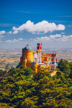 Ünlü tarihi Pena Sarayı. Portekiz 'de gün batımına karşı Sintra kültür sahasının bir parçası. Pena Sarayı Panoramik Manzarası, Sintra, Portekiz. Günbatımında Pena Ulusal Sarayı, Sintra, Portekiz. 