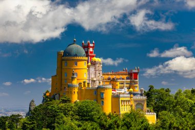 Sintra 'daki Pena Sarayı. Lizbon, Portekiz. Avrupa seyahatleri, Portekiz 'de tatiller. Pena Sarayı Panoramik Manzarası, Sintra, Portekiz. Pena Ulusal Sarayı, Sintra, Portekiz. 