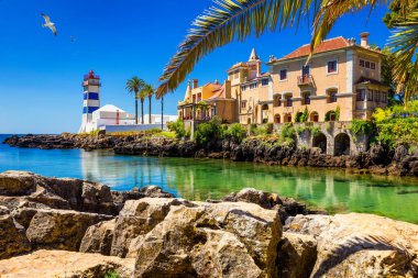 Santa Marta deniz feneri ve belediye müzesi, Cascais, Lizbon, Portekiz. Cascais Portekiz 'deki Santa Marta Deniz Feneri Müzesi. Güzel bir günde Santa Marta Plajı' ndan görüldüğü gibi. Cascais, Portekiz.