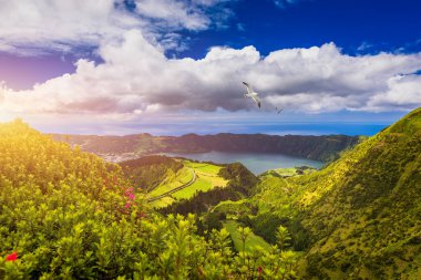 Miradouro da Grota do Inferno bakış açısı yakınlarındaki Sete Cidades manzarası, Sao Miguel Adası, Azores, Portekiz. Grota do Inferno bakış açısı Sao Miguel Adası 'ndaki Sete Cidades, Azores, Portekiz.