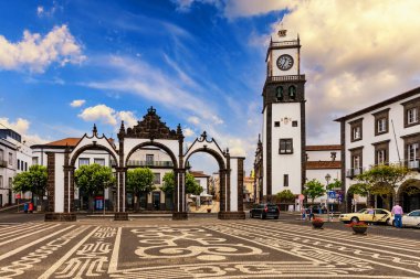 Portas da Cidade, Portekiz, Azores 'teki Sao Miguel Adası' ndaki Ponta Delgada 'nın şehir sembolü. Portas da Cidade (Gates to the City), Ponta Delgada, Sao Miguel. 