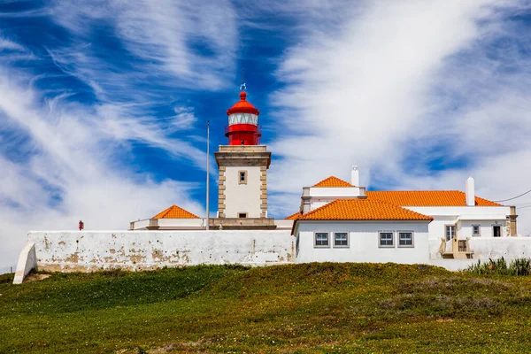 Cabo da Roca 'daki deniz feneri. Portekiz 'in güzel bir yaz gününde Sintra' da Atlantik Okyanusu kıyısındaki kayalıklar ve kayalar. Cabo da Roca, Portekiz. Atlantik Okyanusu üzerindeki deniz feneri ve kayalıklar.