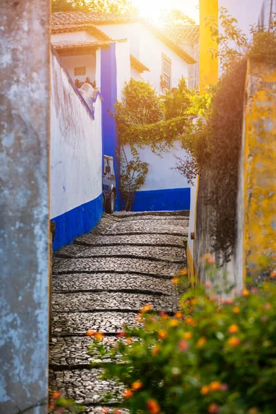 포르투갈 리스본 근처에 성벽으로 둘러싸인 역사적 포르투갈의 도시의 아름다운 거리에는 — 스톡 사진
