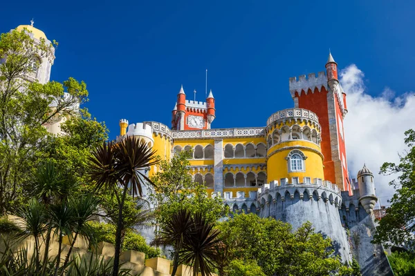 Sintra 'daki Pena Sarayı. Lizbon, Portekiz. Avrupa seyahatleri, Portekiz 'de tatiller. Pena Sarayı Panoramik Manzarası, Sintra, Portekiz. Pena Ulusal Sarayı, Sintra, Portekiz. 