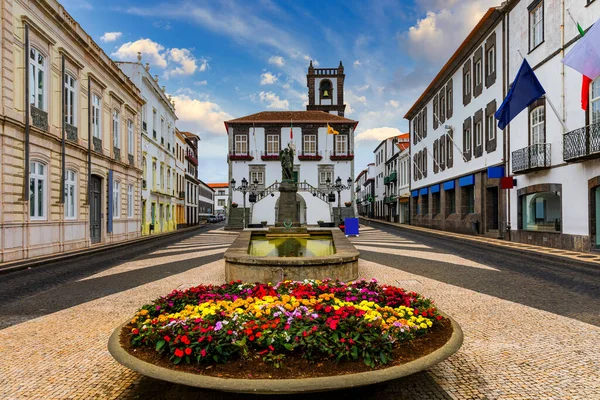 Ponta Delgada 'daki belediye binası, Azores, Portekiz. Ponta Delgada Belediye Binası 'nda Azores' in başkentinde çan kulesi var. Portekiz, Sao Miguel. Belediye Binası, Ponta Delgada, Sao Miguel, Azores, Portekiz