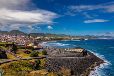 Ribeira Grande, Sao Miguel, Azores, Portekiz 'in panoramik şehir manzarası ve merkez meydanı. Ribeira Grande 'nin merkez meydanı, Sao Miguel, Azores, Portekiz.