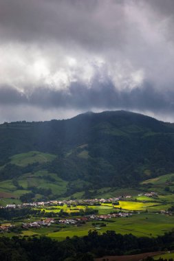 Azores panoramik doğal manzara manzarası, muhteşem manzaralı Portekiz adası. Volkanik kraterlerde ve yeşil alanlarda güzel göller. Turistik eğlence ve seyahat yeri. Azores, Portekiz.