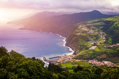 Sao Miguel, Azores Adaları 'nda Povoacao' nun panoramik hava manzarası. Povoacao, Portekiz 'in Azores adasının Sao Miguel adasının güneydoğu köşesinde bulunan bir belediyedir..