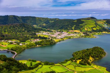 Geleneksel evler, Sete Cidades, Sao Miguel Adası, Azores. Sao Miguel Adası, Azores, Portekiz 'deki Sete Cidades köyünün güzel manzarası. 