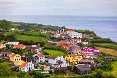 Küçük köylü, çekici, yeşil doğa tarlalı Azores 'in güzel doğa manzarası. İnanılmaz Azores. Sao Miguel Adası, Azores, Portekiz 'deki tipik Azores köyü manzarası.